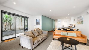 TV, books - Cscape3 Beachfront in Cowes (Cowes)