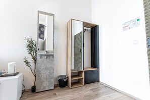 Interior - Affordable King Room w/ Cityview Mariahilferstr F (Vienna)