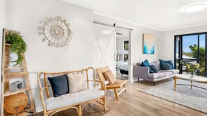 Fernseher, Kamin, DVD-Player, Bücher