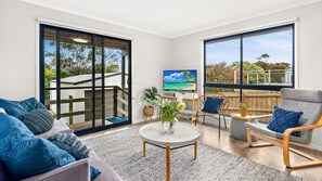 Fernseher, Kamin, DVD-Player, Bücher