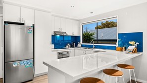 Fridge, microwave, oven, stovetop - View to the Green in Cowes (Cowes)