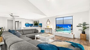 TV, fireplace, DVD player, books - View to the Green in Cowes (Cowes)