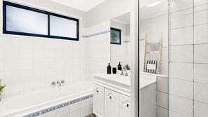 Shower, hair dryer - View to the Green in Cowes (Cowes)