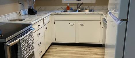 Micro-ondes, four, plaque de cuisson, lave-vaisselle