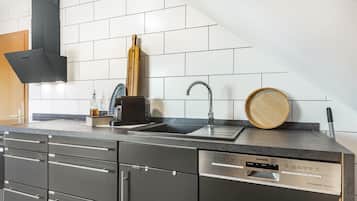 Jääkaappi, uuni, liesi, astianpesukone