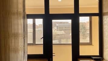 Chambre Triple Luxe, véranda, vue ville | Chambres insonorisées, fer et planche à repasser, Wi-Fi gratuit