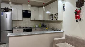 Full-sized fridge, microwave, oven, stovetop