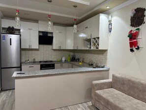 Full-size fridge, microwave, oven, stovetop