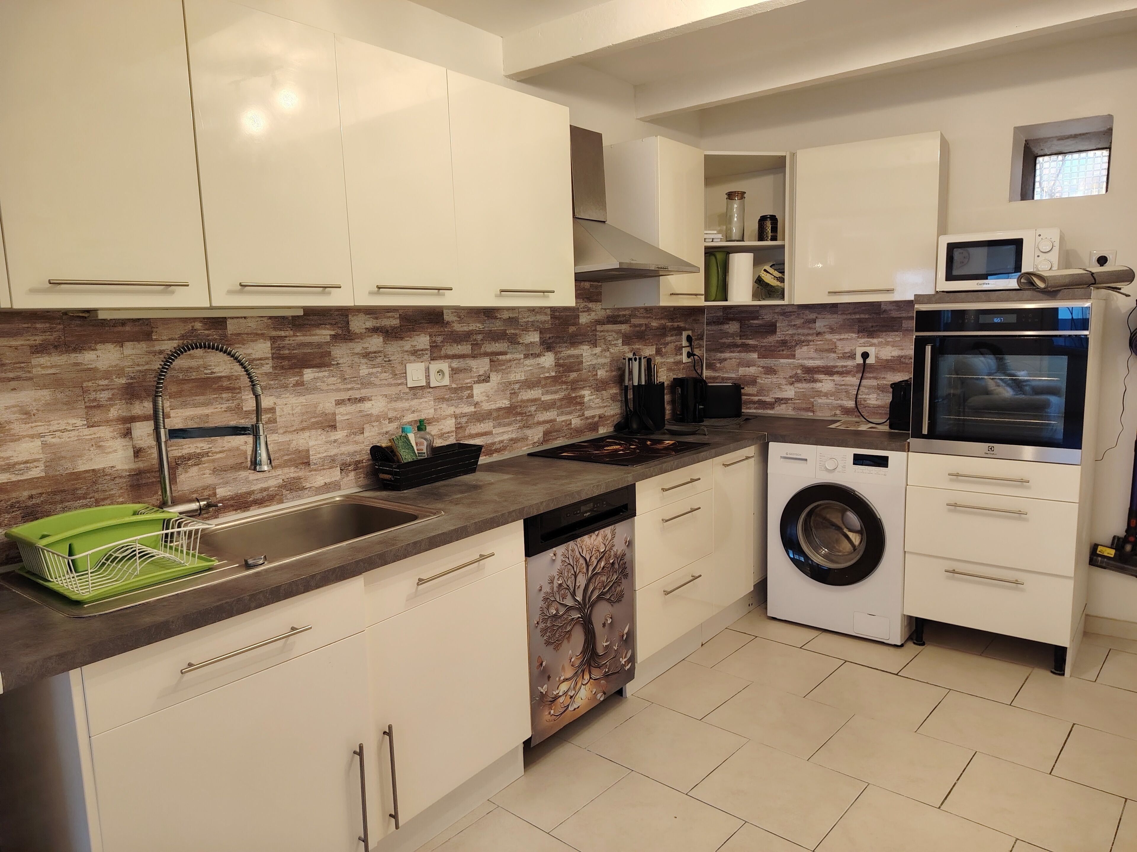 Frigorifero, microonde, forno, piano cottura