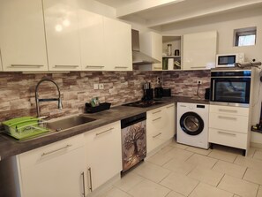 Frigorífico, microondas, horno y placa de cocina