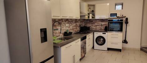 Frigorífico, microondas, horno y placa de cocina