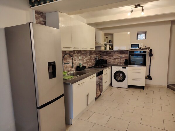 Fridge, microwave, oven, stovetop - AIMARGUES HOUSE 20 MN FROM THE SEA IDEAL FOR VACATIONS OR BUSINESS TRIPS (Aimargues)