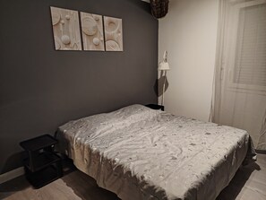 2 dormitorios, escritorio, tabla de planchar con plancha y cuna de viaje