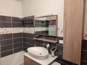 Hair dryer, towels, soap, toilet paper - AIMARGUES HOUSE 20 MN FROM THE SEA IDEAL FOR VACATIONS OR BUSINESS TRIPS (Aimargues)