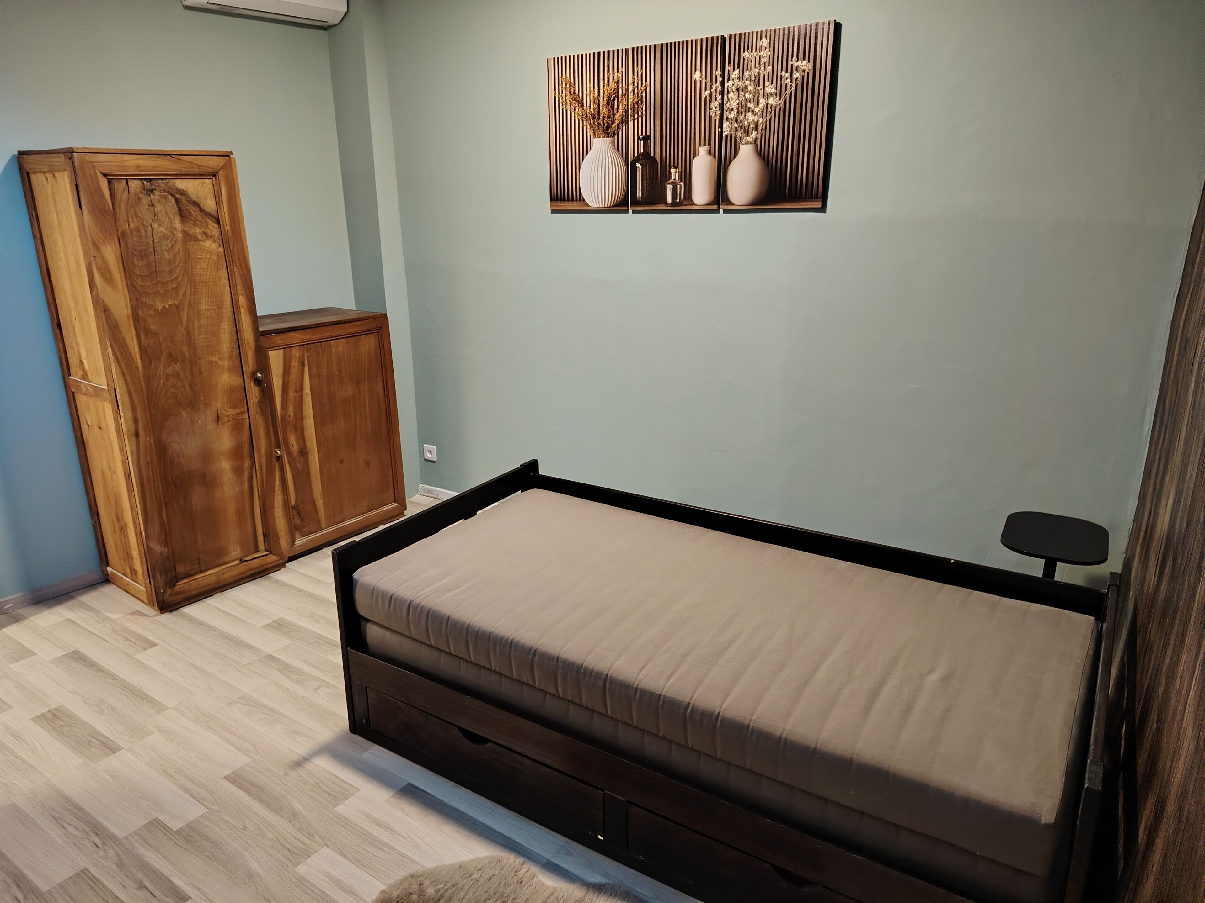 2 camere, una scrivania, ferro/asse da stiro, culla da viaggio