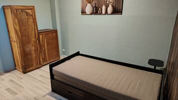 2 habitaciones, escritorio y tabla de planchar con plancha