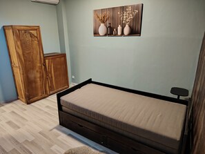 2 bedrooms, desk, iron/ironing board, travel crib - AIMARGUES HOUSE 20 MN FROM THE SEA IDEAL FOR VACATIONS OR BUSINESS TRIPS (Aimargues)