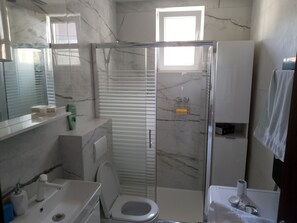 Hair dryer, towels, soap, toilet paper - MetkovicPK1 (Metković)