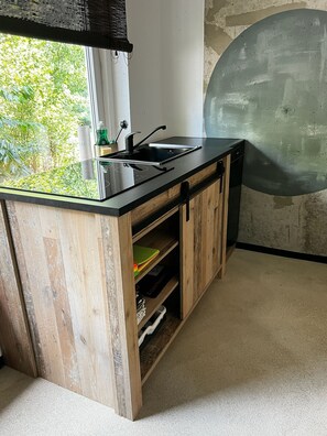 Micro-ondes, plaque de cuisson, lave-vaisselle