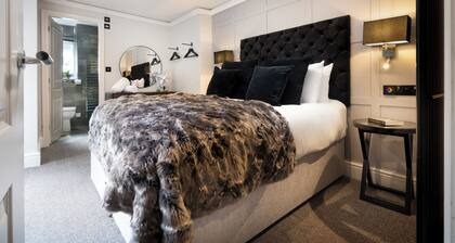 Courtyard Apartments