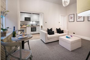 Iron/ironing board, free WiFi - Courtyard Apartments (Bowness-on-Windermere)