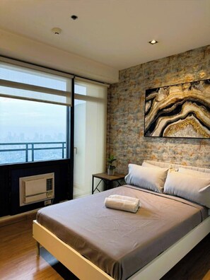 Laptop workspace, free WiFi - Penthouse 2 bedroom unit with balcony (Makati)