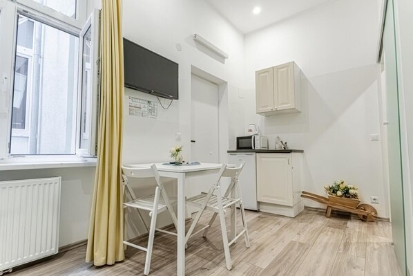 Dining - Affordable and Beautiful Room Near Hauptbahnhof (Vienna)