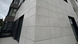 Un bâtiment moderne doté d’une façade géométrique, de nombreuses fenêtres et d’un toit plat.