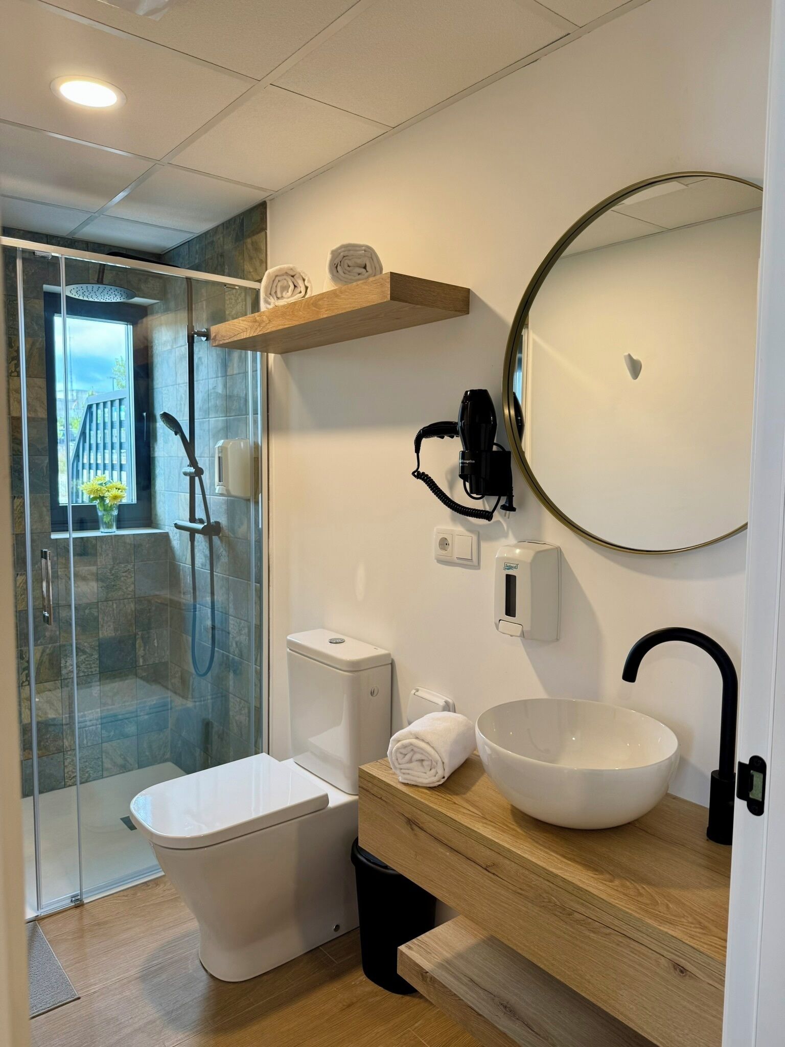 Dusche, kostenlose Toilettenartikel, Haartrockner, Handtücher