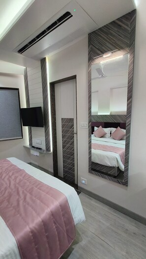 Deluxe kamer, uitzicht op stad | Een strijkplank/strijkijzer, gratis wifi