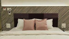 Habitación Deluxe, vistas a la ciudad | Tabla de planchar con plancha y wifi gratis