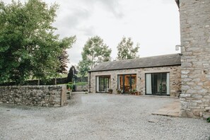 A stone building with a gravel driveway and a stone wall. - New Peaceful Countryside Annex (Leyburn)