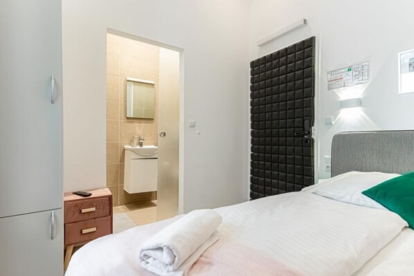 1 habitación, tabla de planchar con plancha, wifi y ropa de cama 