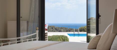 8 Schlafzimmer, Schreibtisch, Bügeleisen/Bügelbrett, Reisekinderbett