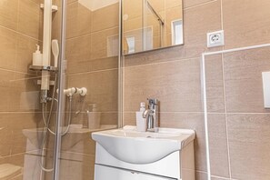 Douche, séchoir à cheveux, serviettes fournies, savon