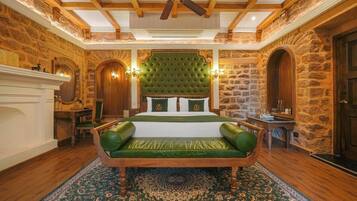 Kamar Premium | Minibar dan seprai linen