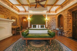 Premium Room | Minibar, bed sheets