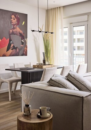 Appartement Deluxe, balcon, vue mer | Coffres-forts dans les chambres, rideaux occultants