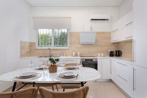 Refrigerador con freezer, microondas, horno, placa de cocina