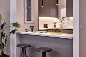 Appartement Deluxe, balcon, vue mer | Salle de bain | Articles de toilette gratuits, sèche-cheveux, serviettes fournies, savon