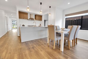 Dining - Comfortable and close to everything Paynesville has to offer (Paynesville)