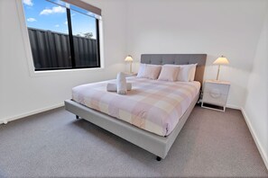 3 bedrooms, iron/ironing board, bed sheets - Comfortable and close to everything Paynesville has to offer (Paynesville)
