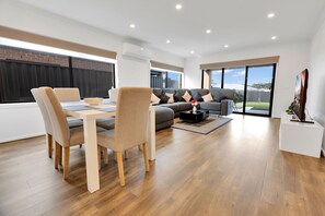 Dining - Comfortable and close to everything Paynesville has to offer (Paynesville)