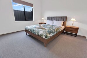3 bedrooms, iron/ironing board, bed sheets