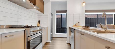 Refrigerador, microondas, horno, placa de cocina