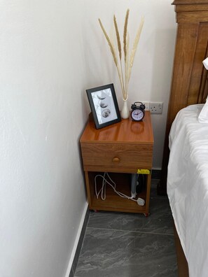 1 غرفة نوم ومكواة/لوح كي وخدمة الإنترن�ت وملاءات أسرّة