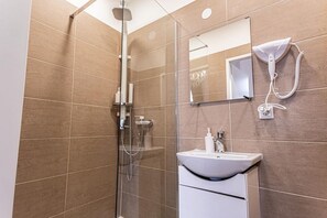 Shower, hair dryer, towels, soap - Comfy Room Complex, Shopping Paradise Mariahilfer (Wien)