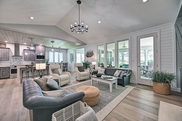 TV, books - Spacious 4BD 4BA Luxury Retreat in The Refuge – Minutes from Fenwick Island! Community Pool, WIFI, (Selbyville)