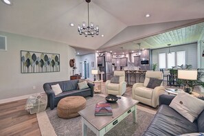 TV, books - Spacious 4BD 4BA Luxury Retreat in The Refuge – Minutes from Fenwick Island! Community Pool, WIFI, (Selbyville)