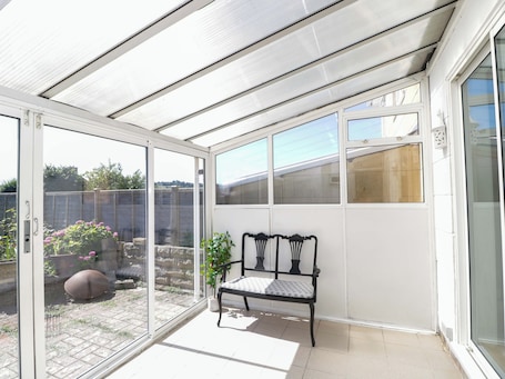 6 Newbridge Gardens
